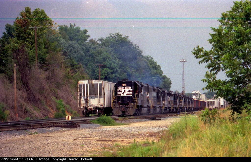 NS 4151 leads a train out of the yard